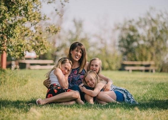 母親と三人姉妹の集合写真